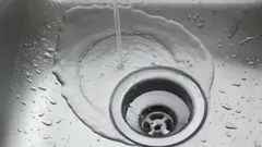 Nu aruncați niciodată asta în chiuvetă: greșelile care duc la înfundarea chiuvetei